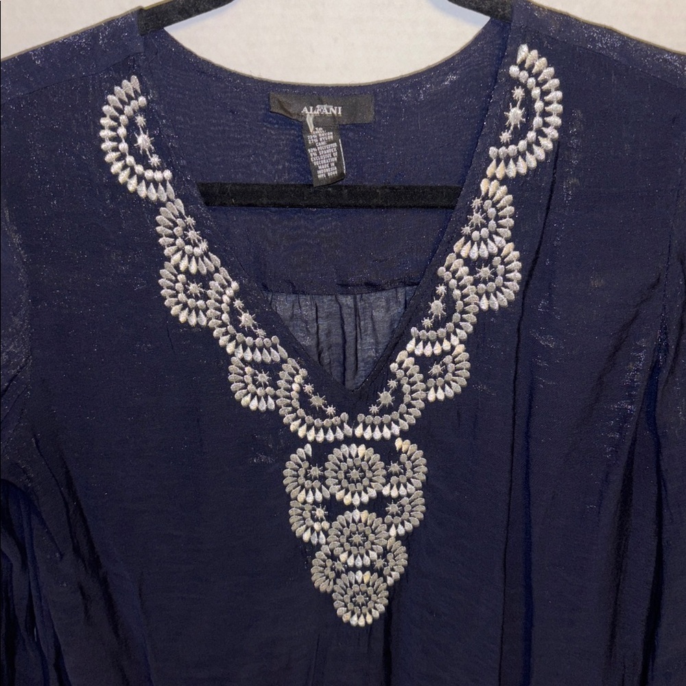 ALFANI MIDNIGHT BLUE BLOUSE SHEER SILVER SHIMMER WITH SILVER/GREY DESIGN ONFRONT
